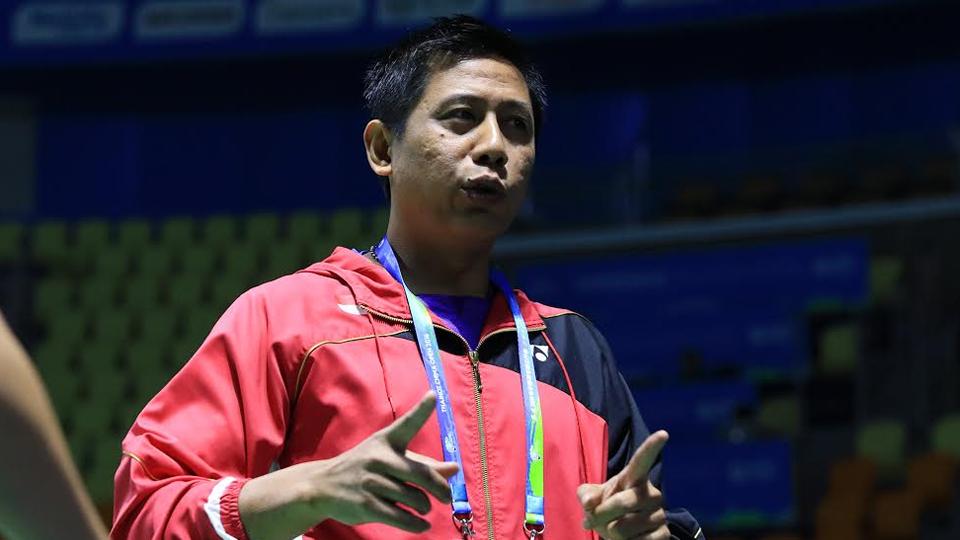 Pelatih ganda campuran Malaysia, Nova Widianto, bak menyindir PBSI usai tak ragu membebankan target tinggi untuk pasangan Malaysia di French Open 2023. - INDOSPORT